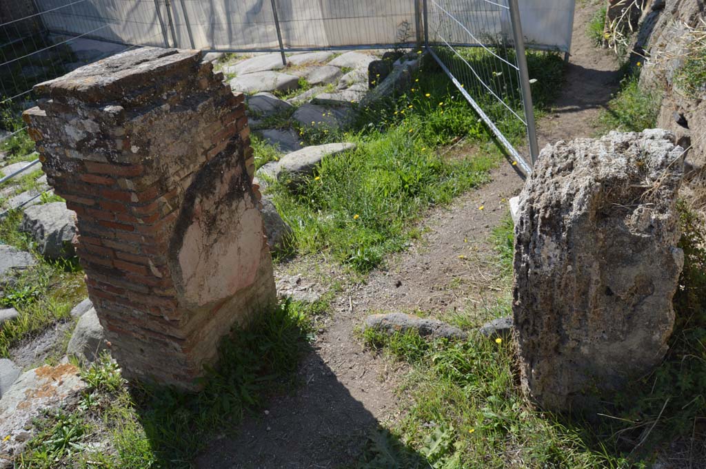 IV.2.a, Pompeii. October 2017.
West end of pillared portico on Via di Nola, looking towards north side of plastered painted pilaster, on left.
Foto Taylor Lauritsen, ERC Grant 681269 DÉCOR.