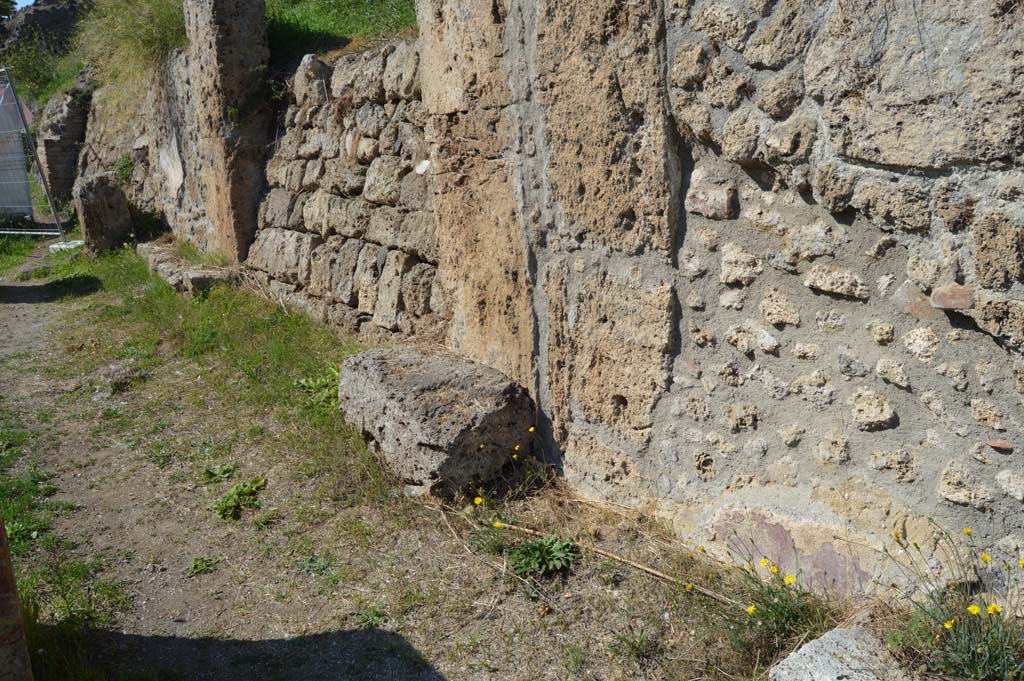 IV.2.a, Pompeii. October 2017. East end of front façade, with entrance doorway, centre left.
Foto Taylor Lauritsen, ERC Grant 681269 DÉCOR.