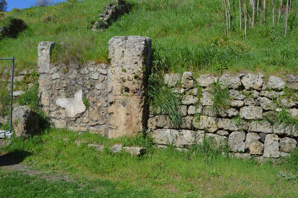 IV.2.a, Pompeii. March 2018. Front façade on west (left) side of entrance doorway.
Foto Taylor Lauritsen, ERC Grant 681269 DÉCOR.