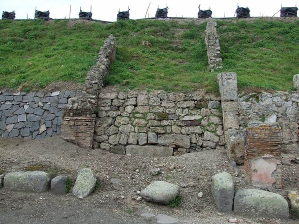 IV.1. Pompeii. March 2009. Blocked unnamed vicolo. IV.2.a