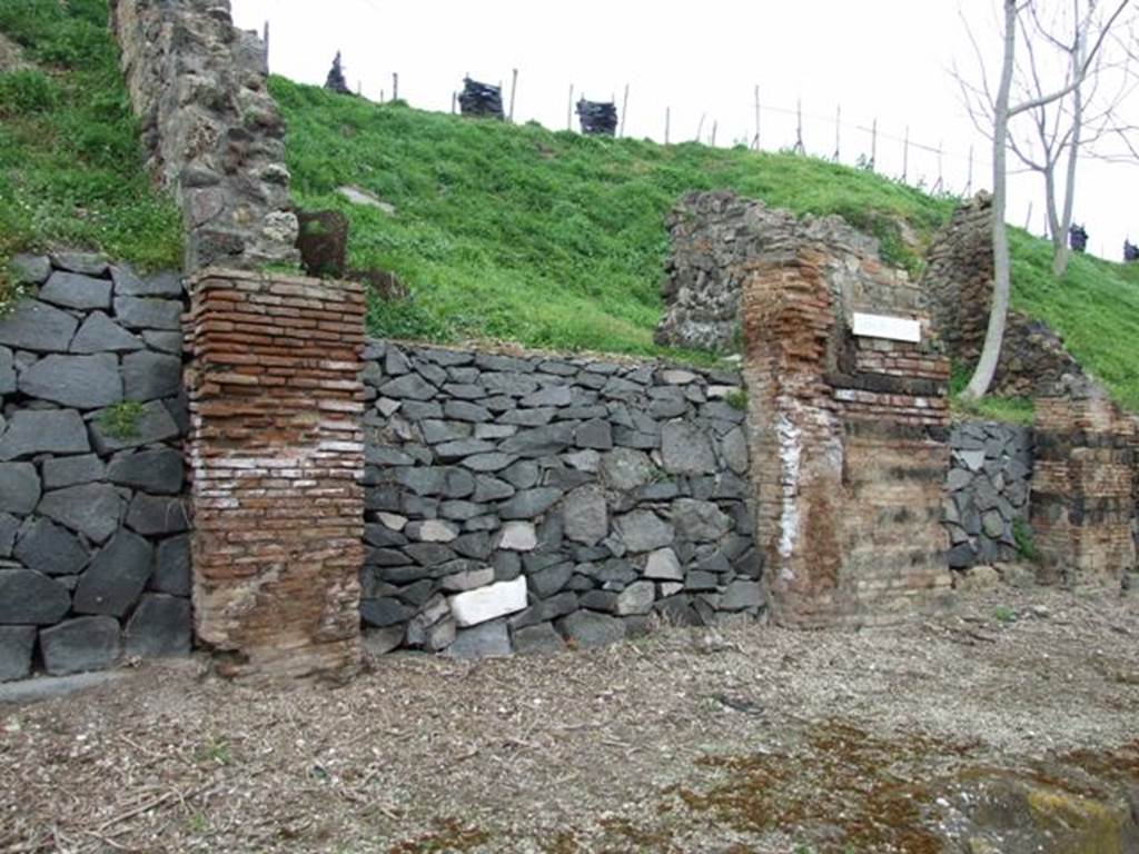 IV.2.e Pompeii. March 2009. Wide entrance to shop.