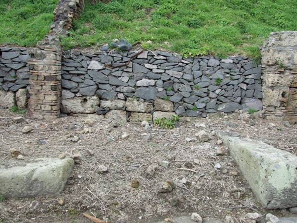 IV.2.g Pompeii. March 2009. Unnamed blocked vicolo. IV.3