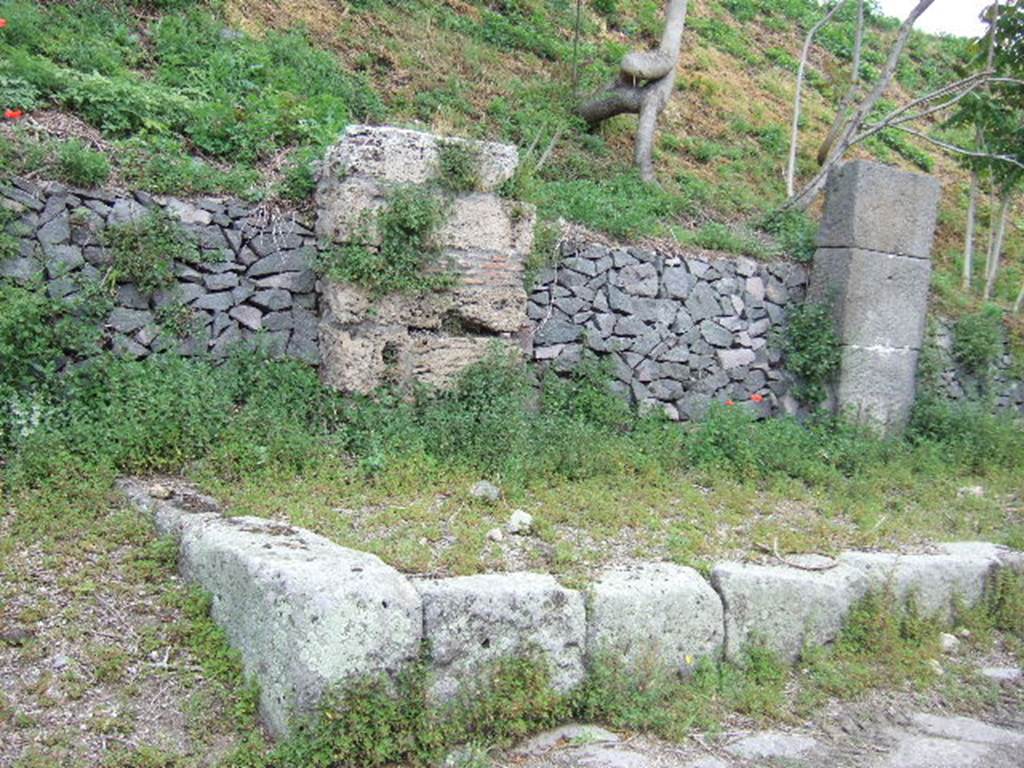 IV.3.a Pompeii. May 2006. Blocked road (on left) and Entrance (centre).