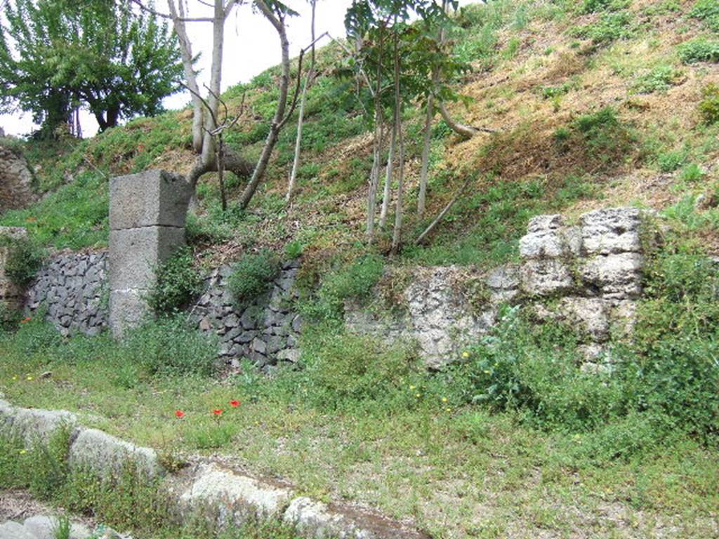 IV.3.b Pompeii. May 2006. Entrance in centre.
