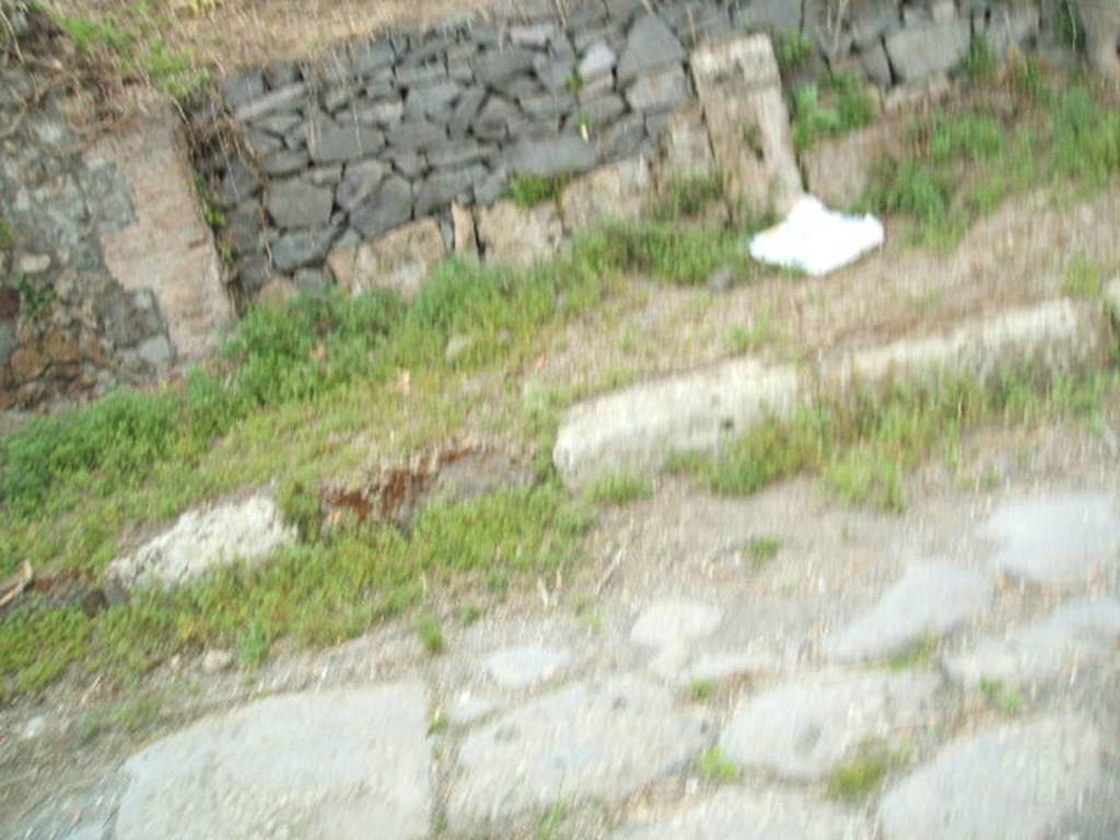 IV.3.f Pompeii. May 2005. Entrance in centre and IV.3.g (on right)