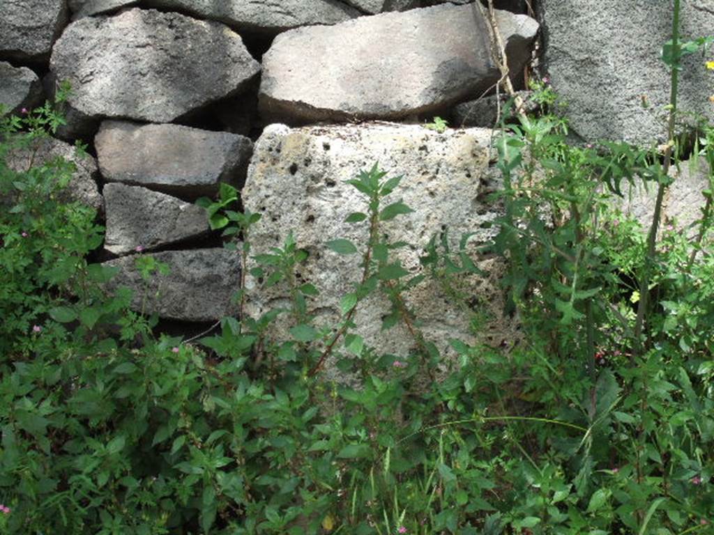 Wall dividing IV.4.c and IV.4.d, Pompeii. May 2006