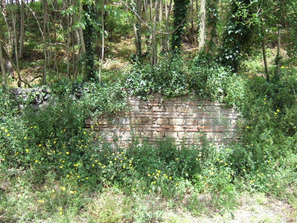 Wall between IV.4.d and IV.4.e, Pompeii. May 2006
