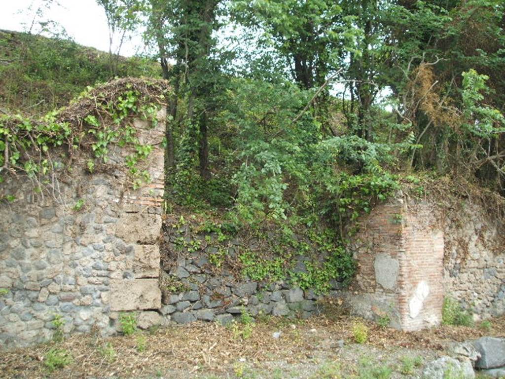 IV.4.h, Pompeii. May 2005. Blocked road. IV.5