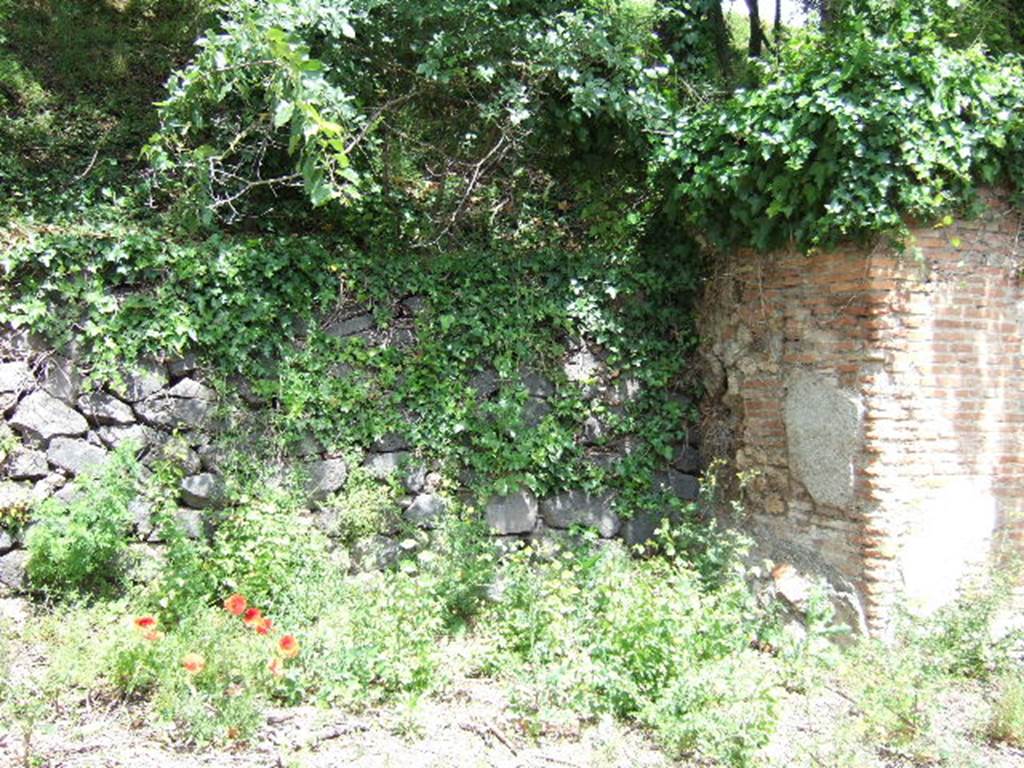 Unnamed blocked vicolo, Pompeii. May 2005. Corner of IV.5.a