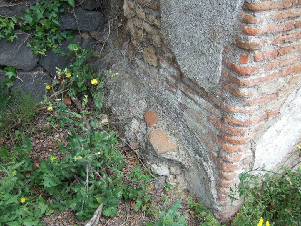 IV.5.a, Pompeii. May 2006. Remains of painted plaster of possible street shrine. See Eschebach, L., 1993. Gebäudeverzeichnis und Stadtplan der antiken Stadt Pompeji. Köln: Böhlau. (p. 120).
