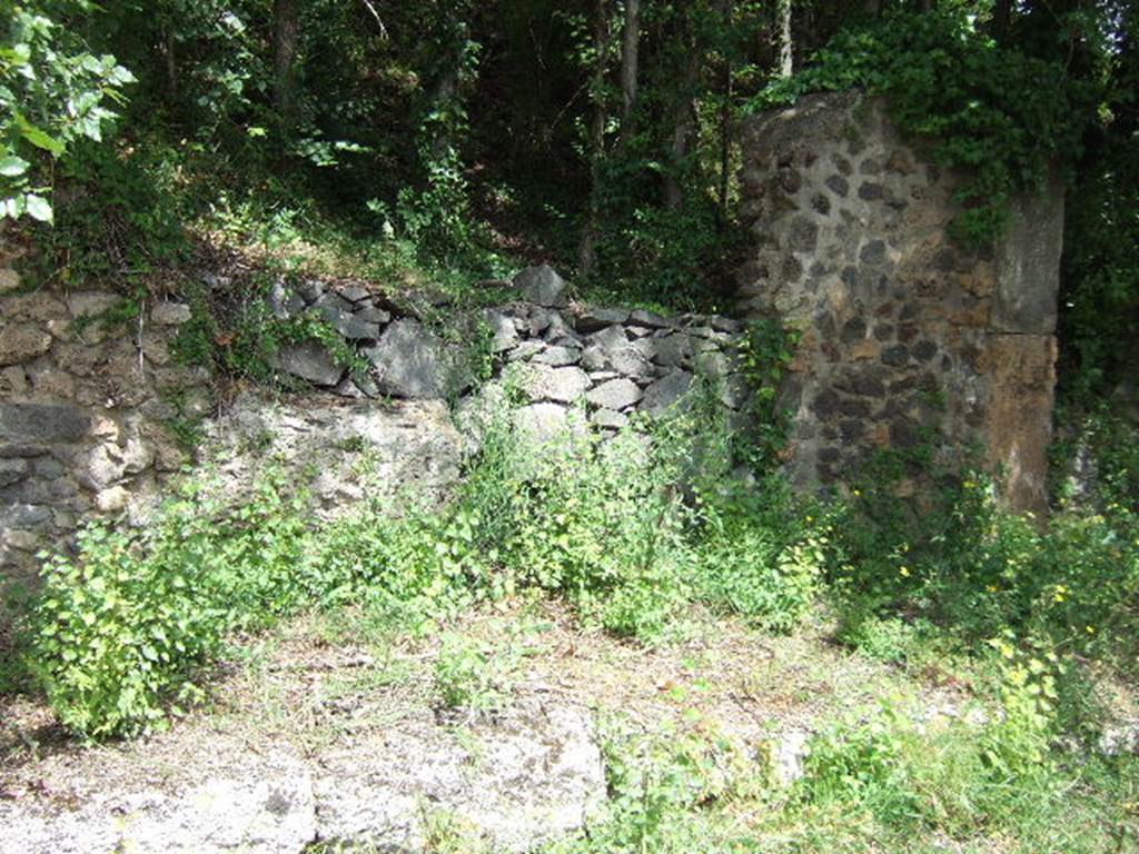 IV.5.b Pompeii. May 2006. Entrance (left) and site of window or ancient door (right).