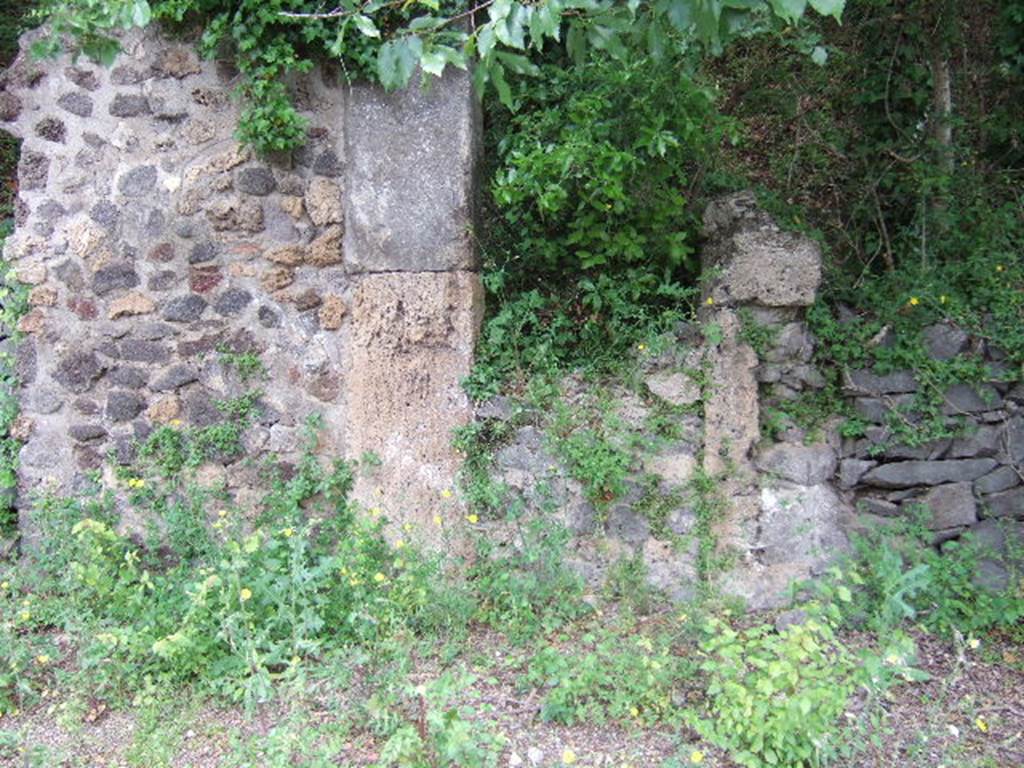IV.5.b, Pompeii. May 2006. Site of window, or ancient doorway.