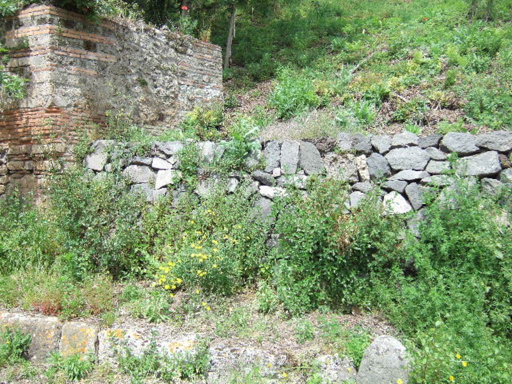 IV.5.d Pompeii. May 2006. End of insula with boundary marker in road.