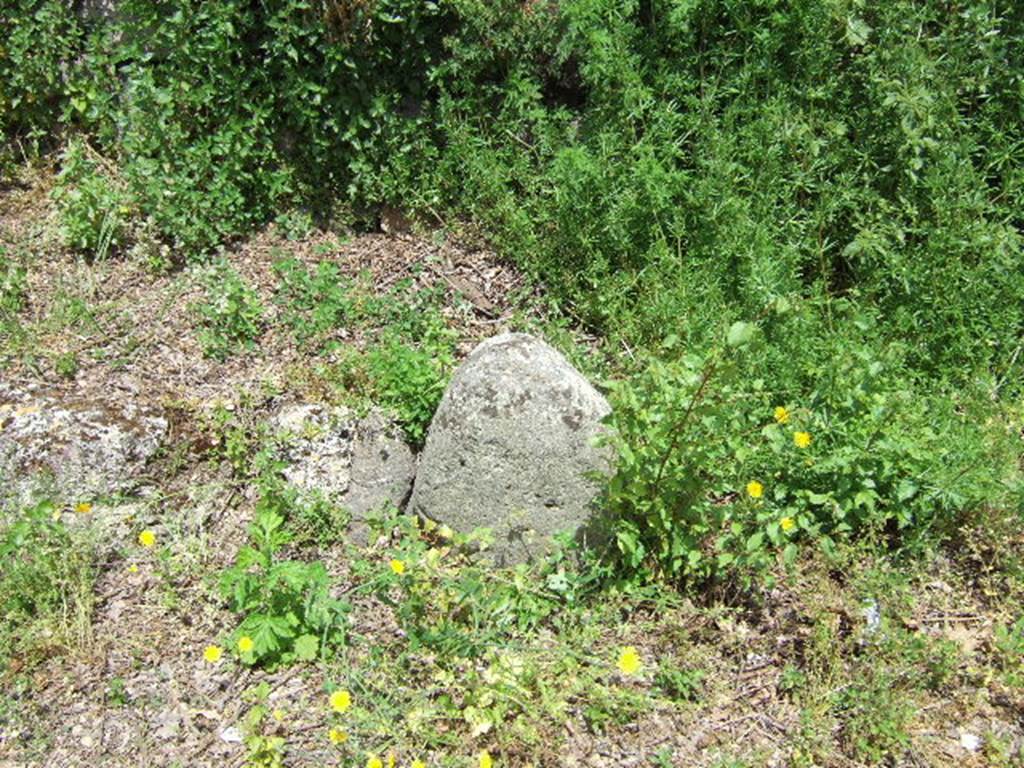 Boundary marker at end of IV.5.d, Pompeii. May 2006