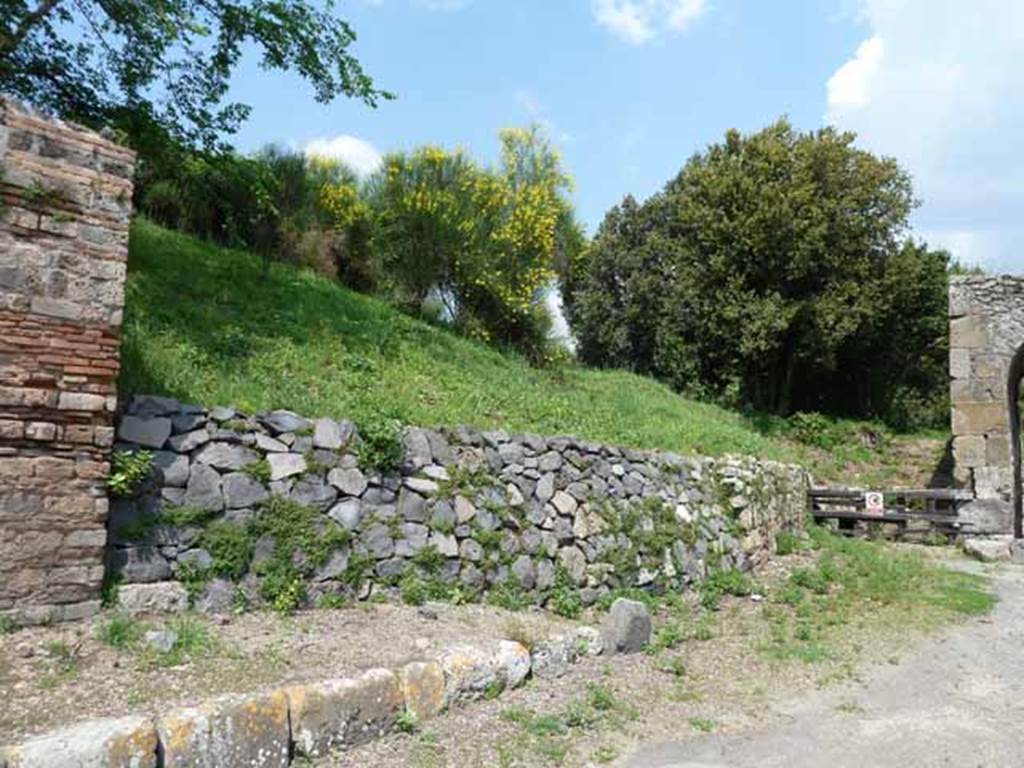Via di Nola, north side, May 2010. East side of IV.5, and site of road.
End of insula, and modern blocking of area of small road that led along the inside of the Town Walls.