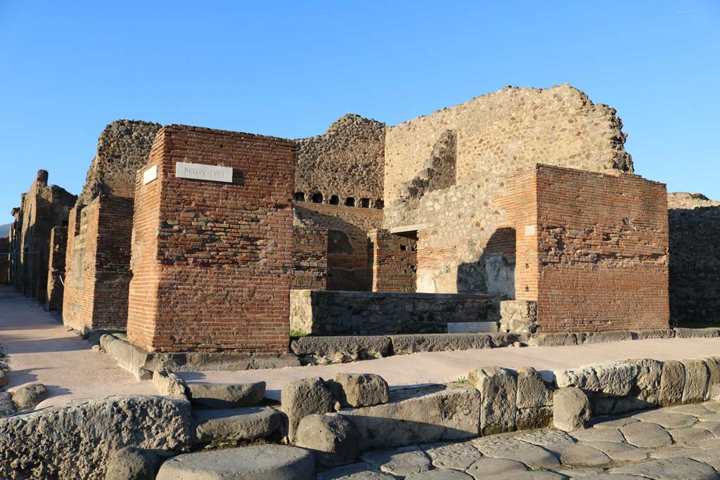V.1.1 Pompeii, in centre. December 2018. Looking north to entrance doorway on Via di Nola. Photo courtesy of Aude Durand.
On the left is the other entrance at V.1.32 situated on the Via del Vesuvio.