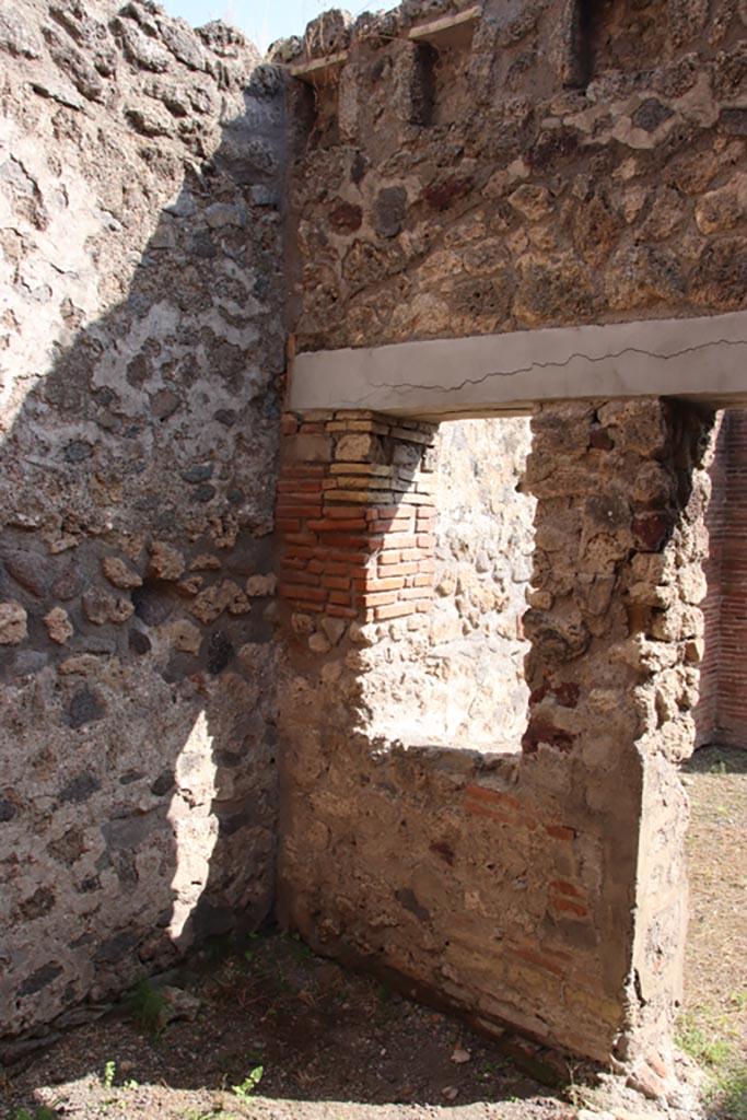 V.1.2 Pompeii. October 2023.
South-east corner, with window in south wall. Photo courtesy of Klaus Heese.