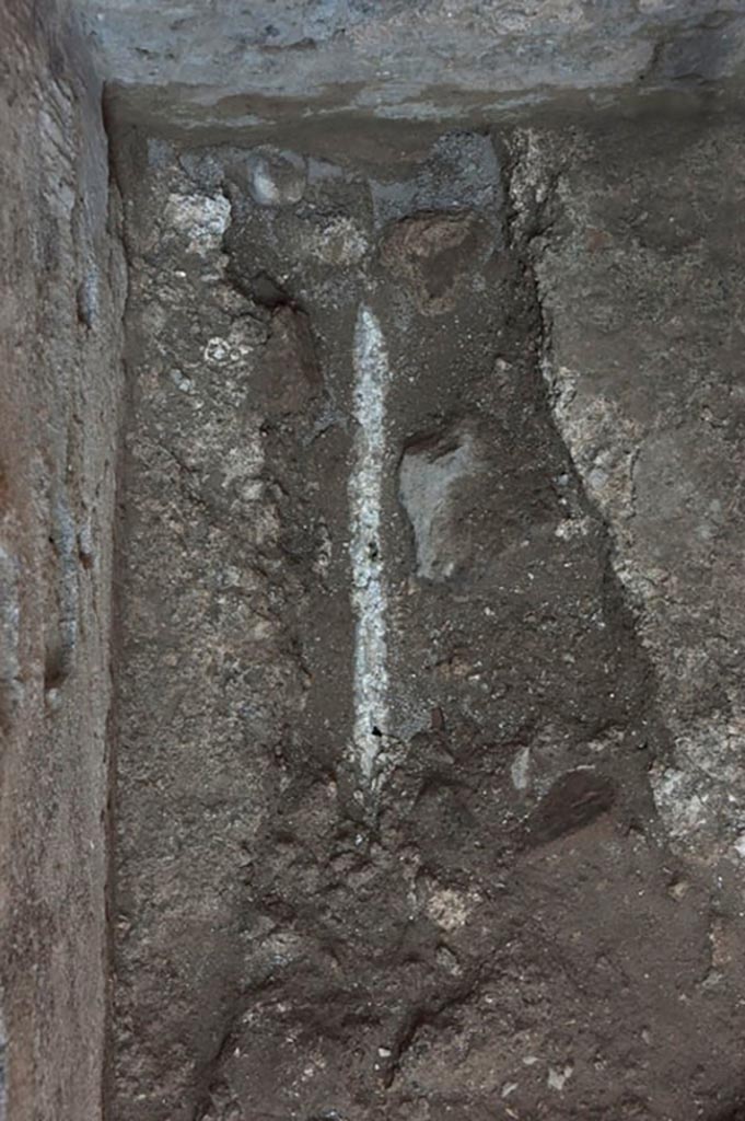 V.1.3 Pompeii. c.2008-10.
Room “b”, flooring in corridor, detail of lead pipe. Photo by Hans Thorwid.
Photo courtesy of the Swedish Pompeii Project.