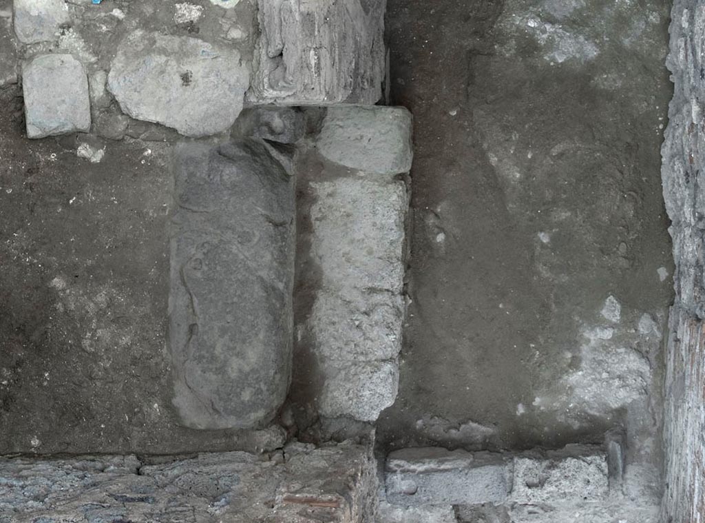 V.1.3 Pompeii. c.2008-10.
Room “c”, threshold to doorway on west side of corridor “b”. Photo by Hans Thorwid.
Photo courtesy of the Swedish Pompeii Project.