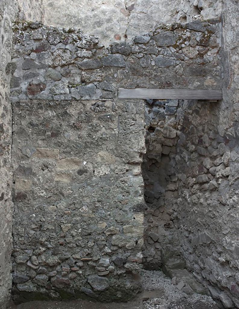 V.1.3 Pompeii. c.2008-10.
Room “c”, west wall of outer room with doorway into latrine.
Photo by Hans Thorwid.
Photo courtesy of the Swedish Pompeii Project.