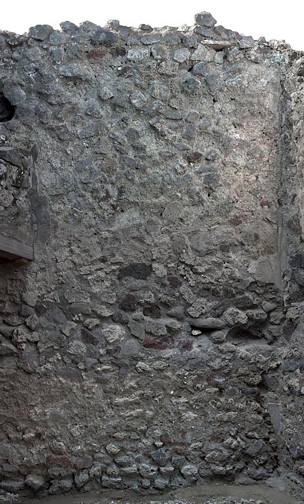 V.1.3 Pompeii. c.2008-10.
Room “c”, north wall of outer room with doorway into latrine, on left.
Photo by Hans Thorwid.
Photo courtesy of the Swedish Pompeii Project.