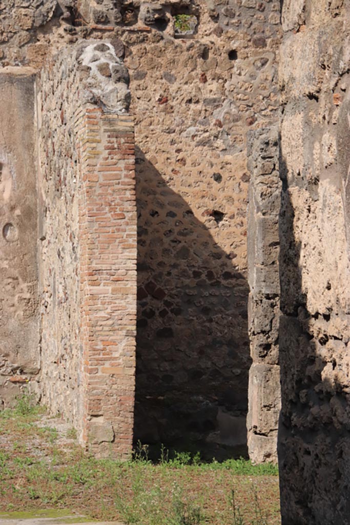 V.1.3 Pompeii. October 2023.
Looking from entrance doorway towards doorway on east side of tablinum.
Photo courtesy of Klaus Heese.