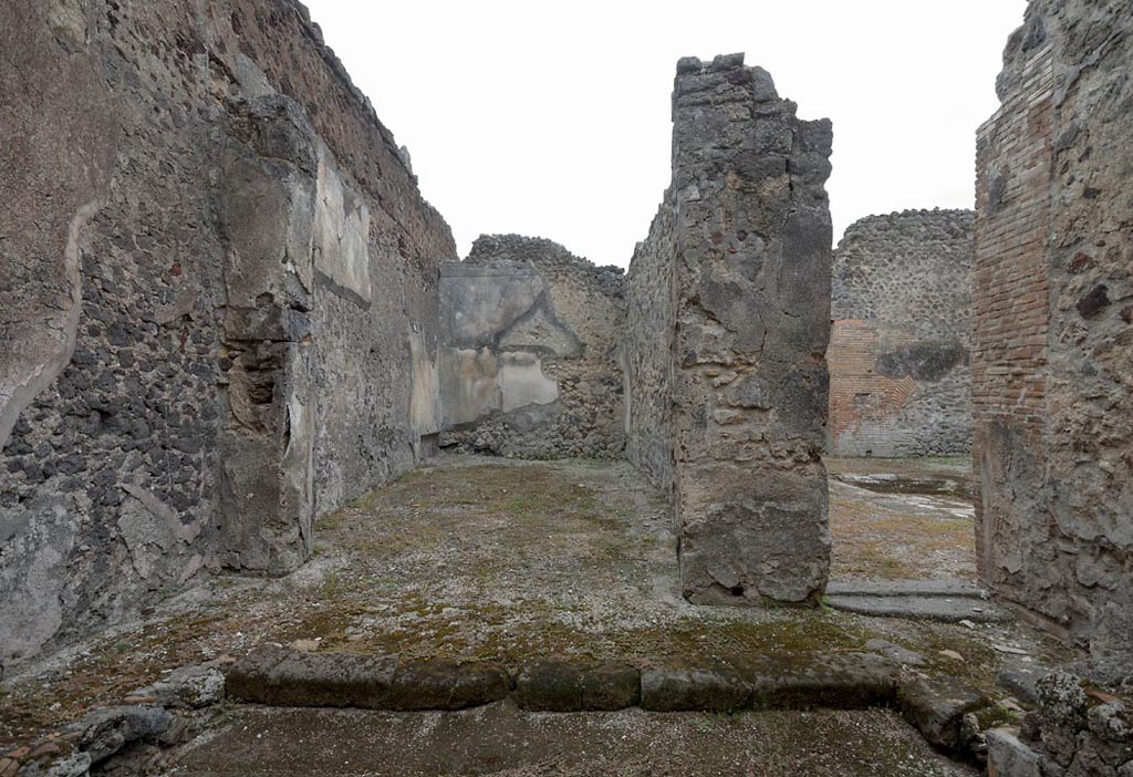 V.1.3 Pompeii. c.2013.
Room “d”, looking south across area of pool/fountain towards triclinium 3, and doorway to atrium, on right.
Photo by Hans Thorwid.
Photo courtesy of the Swedish Pompeii Project.