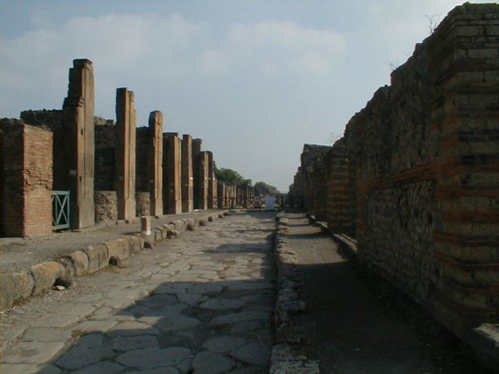 V.1.3 Pompeii. Via di Nola from Via Stabiana, looking east. IX.4