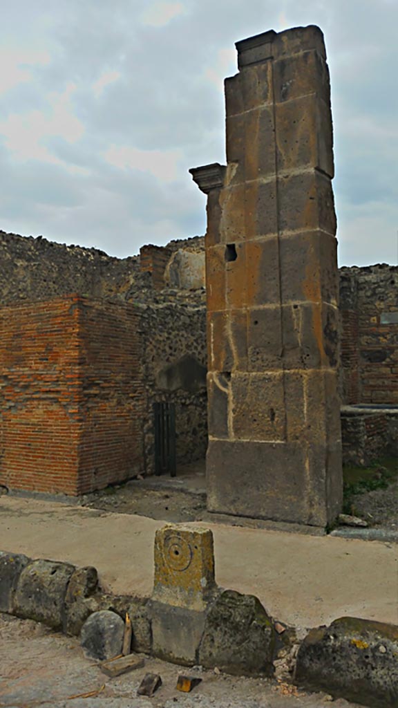 V.1.3 Pompeii. 2016/2017.
Looking towards entrance doorway on north side of Via di Nola. Photo courtesy of Giuseppe Ciaramella.