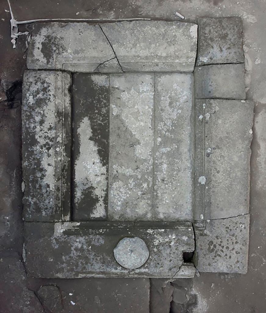 V.1.3 Pompeii. c.2008-10.
Room 2, Tufa impluvium in atrium, with lid of cistern mouth on south side.
Photo by Hans Thorwid.
Photo courtesy of the Swedish Pompeii Project.
