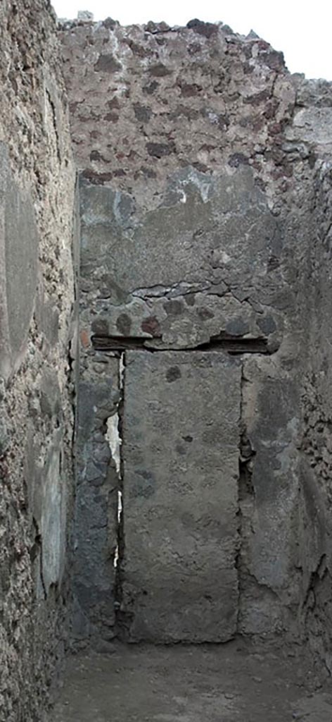 V.1.3 Pompeii. c.2008-10.
Room 3, east wall of corridor with blocked doorway, which would have linked to V.1.7.
Photo by Hans Thorwid.
Photo courtesy of the Swedish Pompeii Project.
