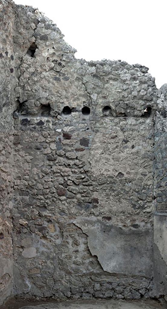 V.1.3 Pompeii. c.2008-10.
Room 5, north wall, with holes for support beams for an upper floor.
Photo by Hans Thorwid.
Photo courtesy of the Swedish Pompeii Project.
