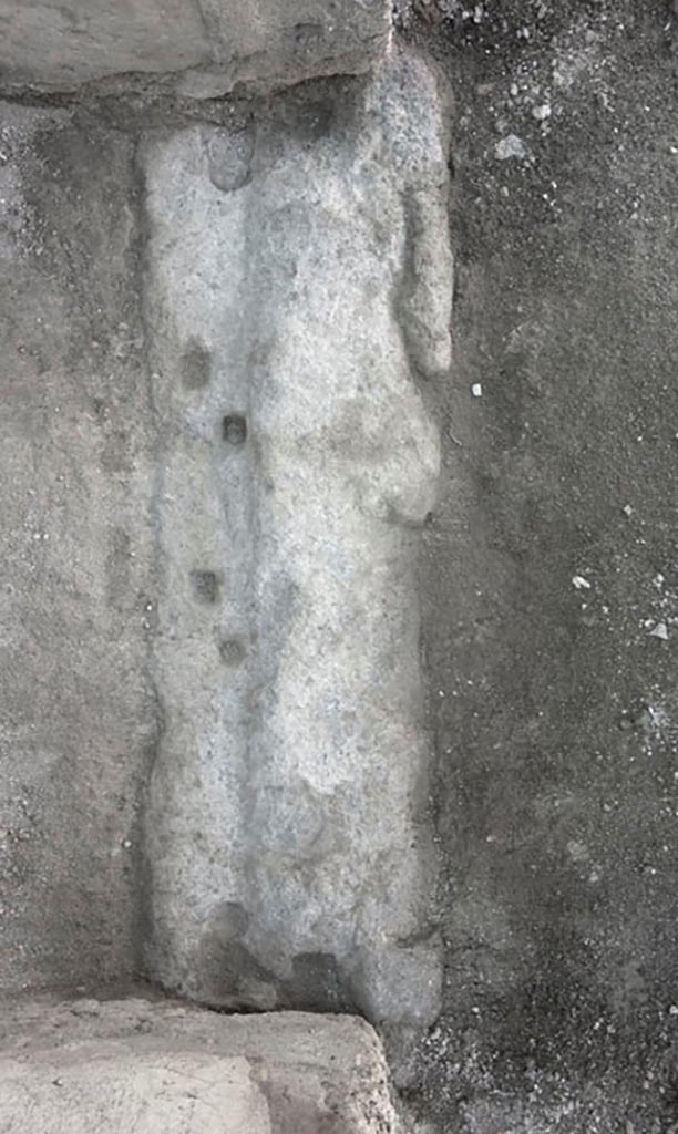 V.1.3 Pompeii. c.2008-10.
Doorway threshold of room 6 on west side of atrium.
Photo by Hans Thorwid.
Photo courtesy of the Swedish Pompeii Project.