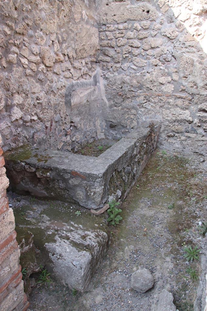 V.1.4 Pompeii. October 2023.
Looking through doorway of rear room towards water basin. Photo courtesy of Klaus Heese.