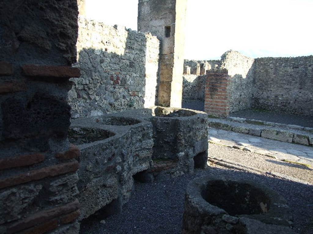 V.1.4 Pompeii. December 2006. Looking south. East side of front room