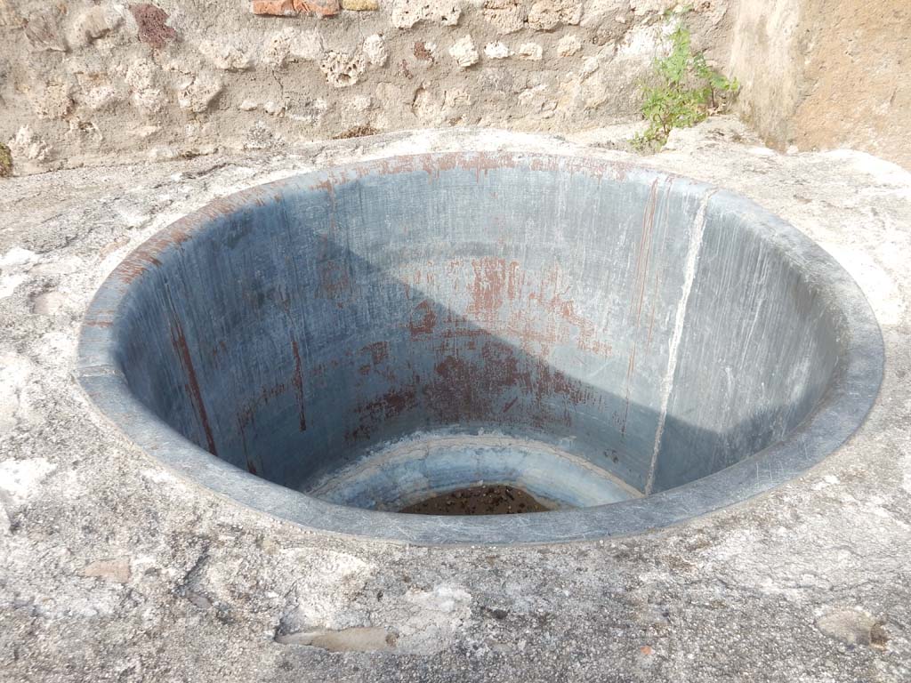 V.1.4 Pompeii. June 2019. Interior of boiler/kettle or basin on east side. Photo courtesy of Buzz Ferebee.