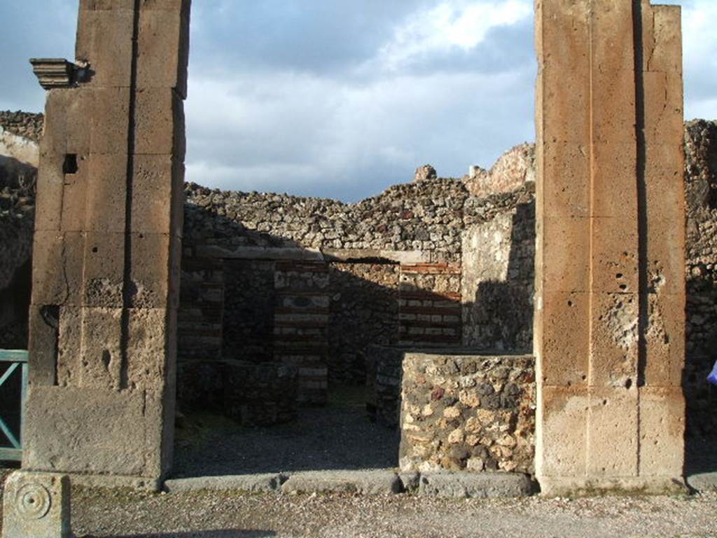 V.1.4 Pompeii. December 2006. Entrance on Via di Nola.