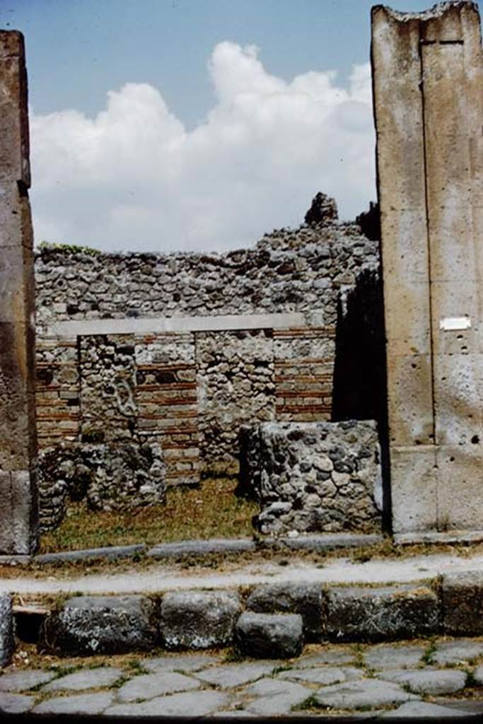 V.1.4 Pompeii. 1961. Looking north to entrance doorway. Photo by Stanley A. Jashemski.
Source: The Wilhelmina and Stanley A. Jashemski archive in the University of Maryland Library, Special Collections (See collection page) and made available under the Creative Commons Attribution-Non Commercial License v.4. See Licence and use details.
J61f0838