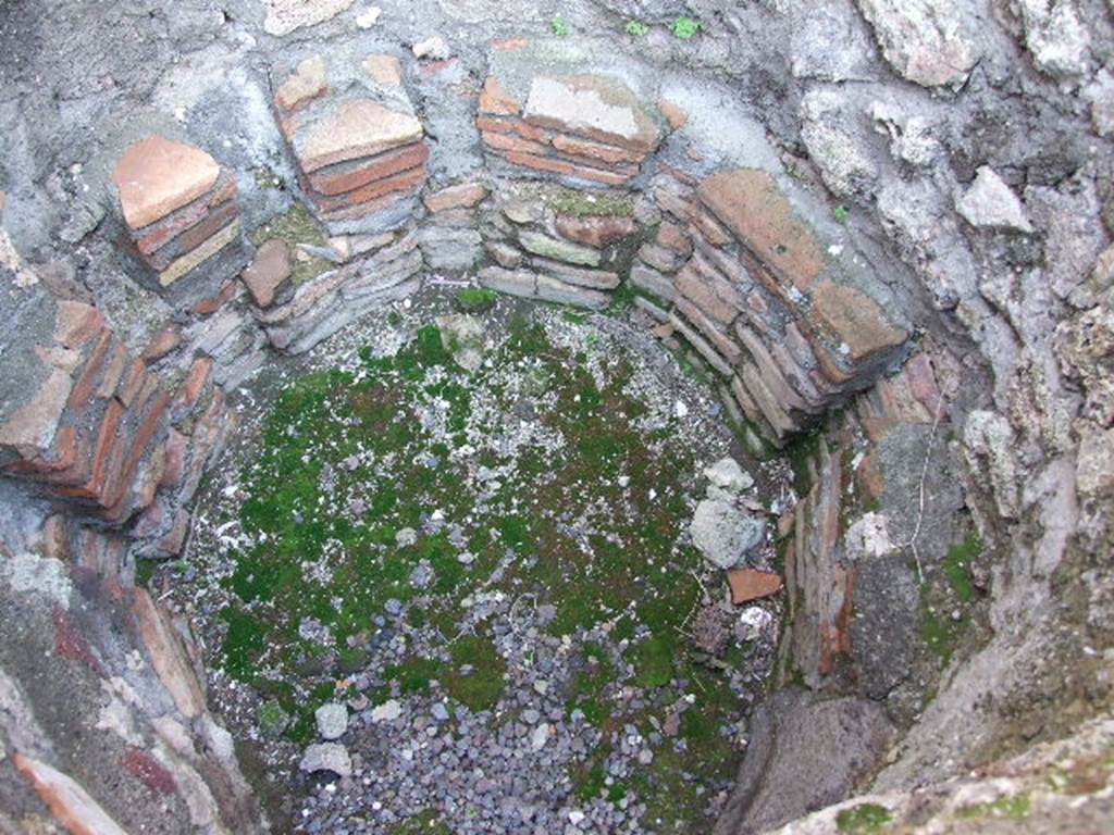 V.1.4 Pompeii. December 2006. Interior of boiler or kettle.