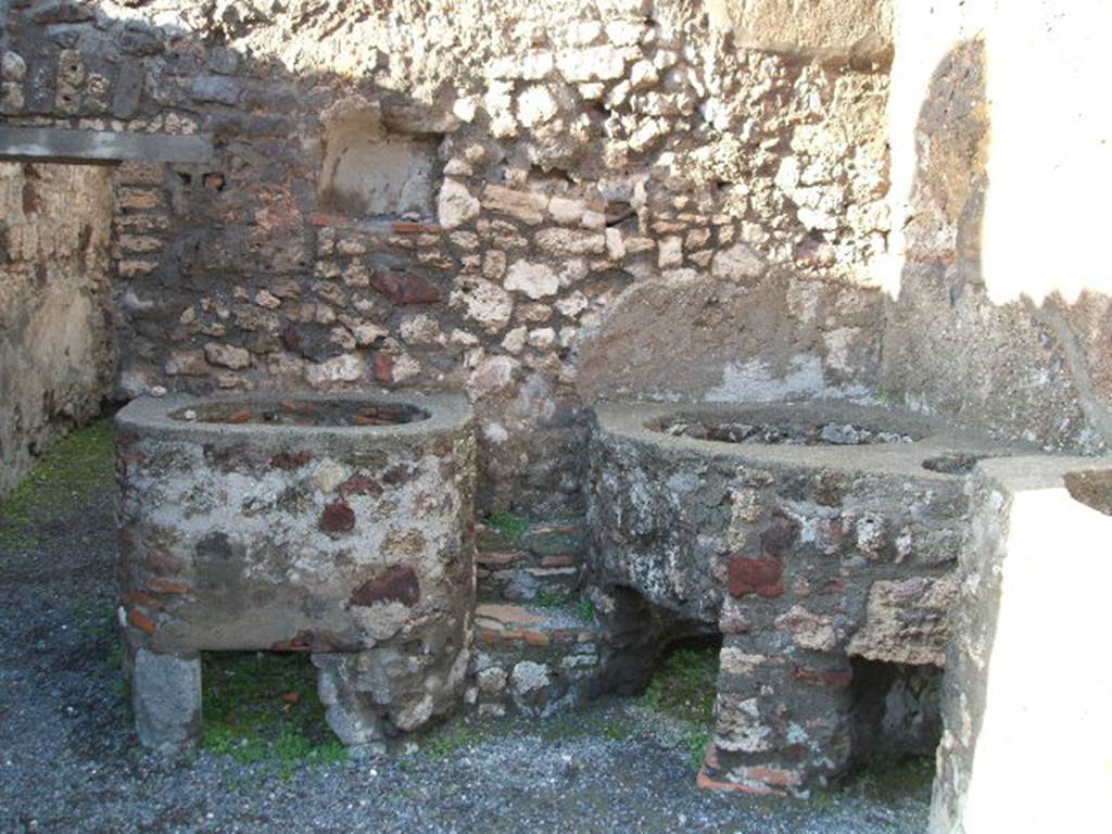 V.1.5 Pompeii. December 2006. North wall with niche and boilers or kettles.