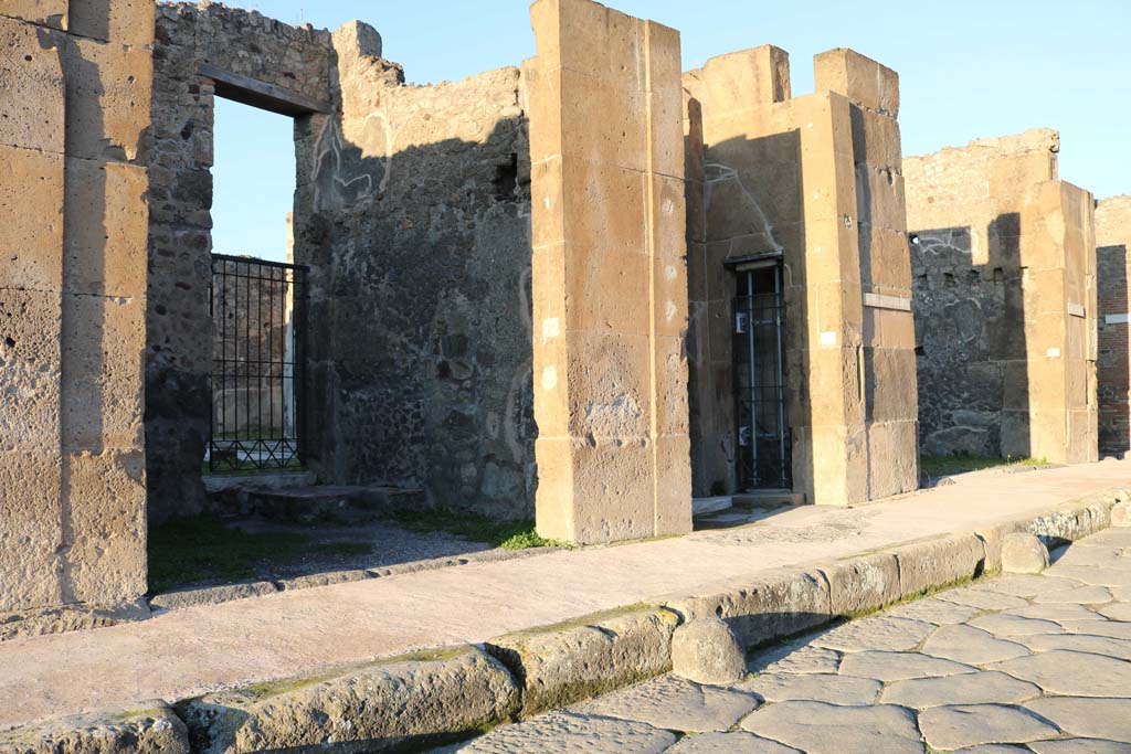 V.1.6 Pompeii, on left, V.I.7, in centre, and V.1.8, on right. December 2018.
Looking north-east from Via di Nola, towards entrance doorways. Photo courtesy of Aude Durand.