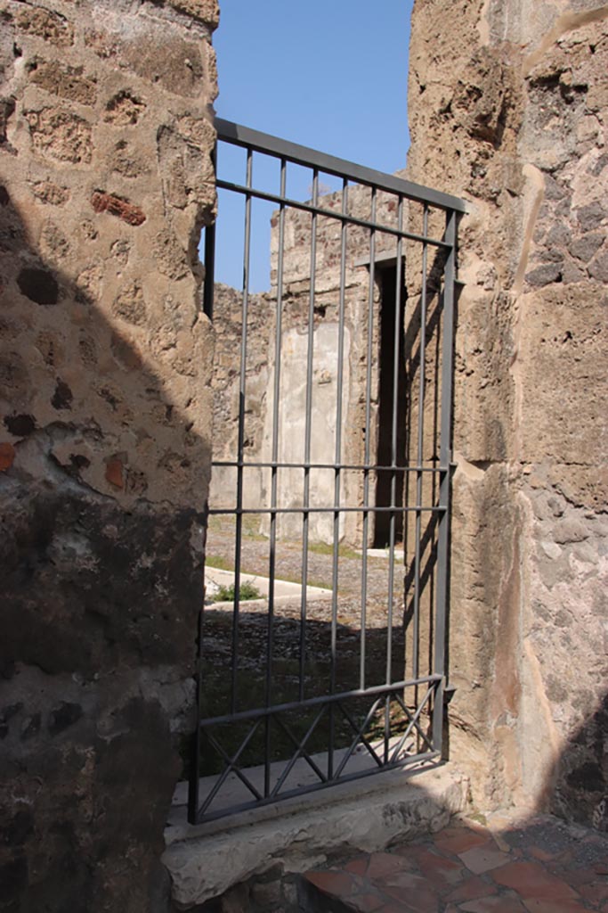 V.1.6 Pompeii. October 2023.
Doorway into atrium of V.1.7, in north-east corner of shop-room. Photo courtesy of Klaus Heese.