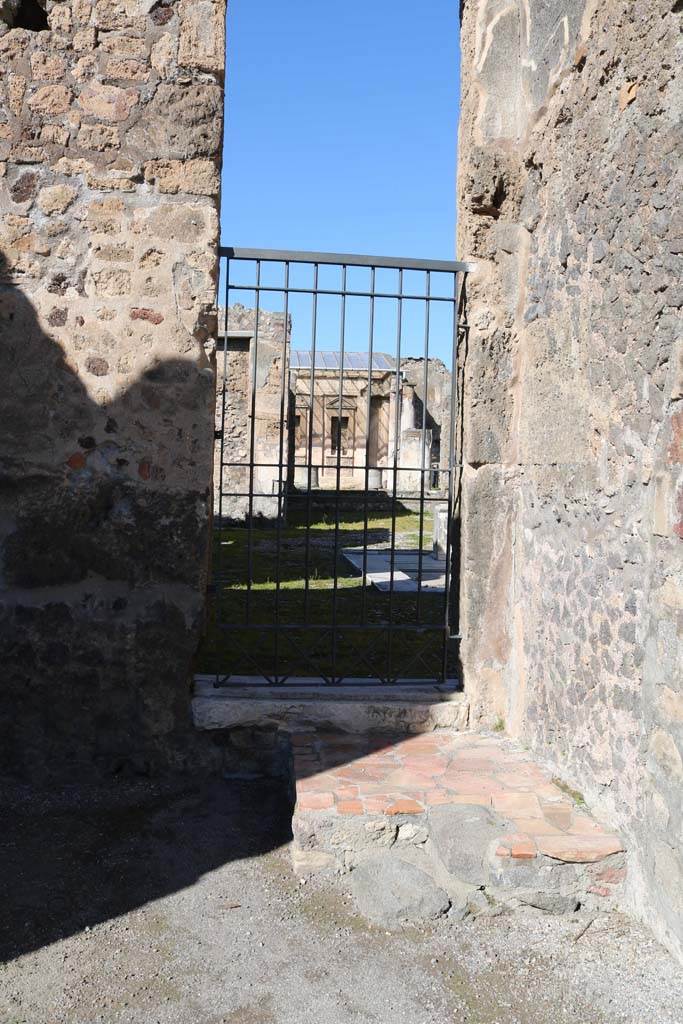 V.1.6 Pompeii. December 2018.
Looking through doorway in north wall into atrium of V.1.7. Photo courtesy of Aude Durand.