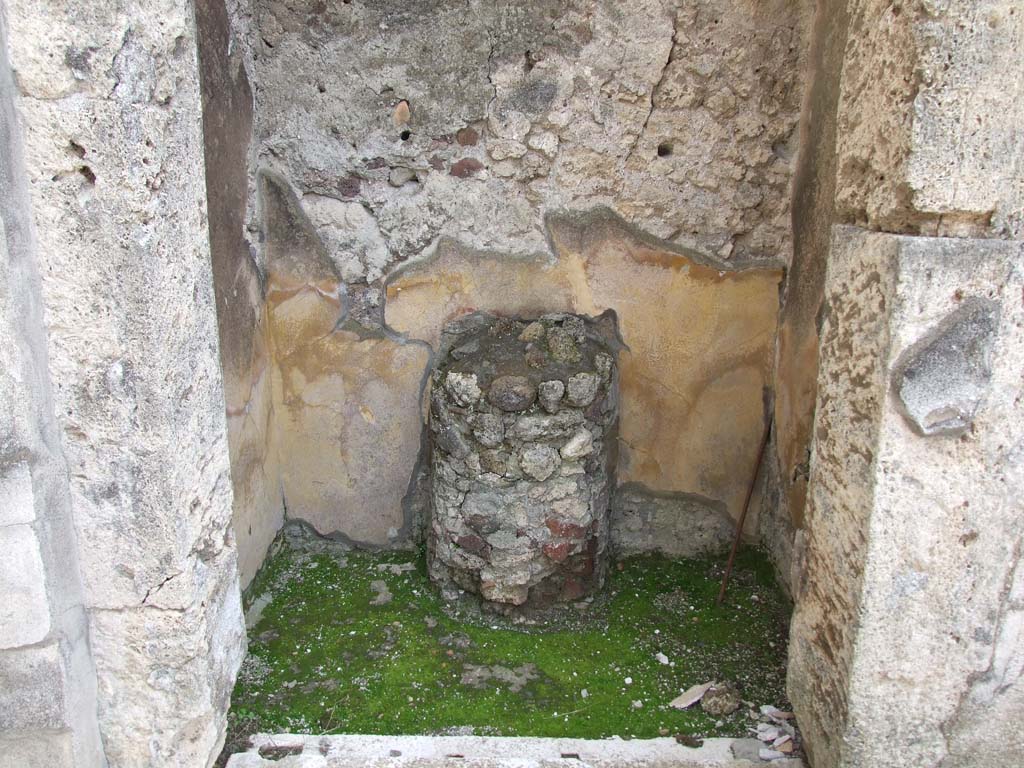 V.1.7 Pompeii. March 2009. Room 5, round altar against south wall in room on east side of entrance corridor.