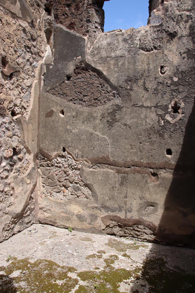 V.1.7 Pompeii. May 2024.
Room 6, looking towards north-east corner and east wall with window. Photo courtesy of Klaus Heese.