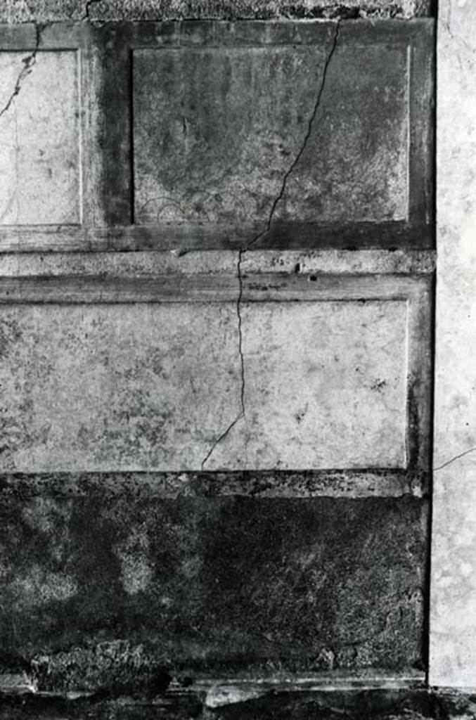 V.1.7 Pompeii. 1972. House of the Bull, second doorway, third room, right of atrium, S wall. Photo courtesy of Anne Laidlaw.
American Academy in Rome, Photographic Archive. Laidlaw collection _P_72_8_31.