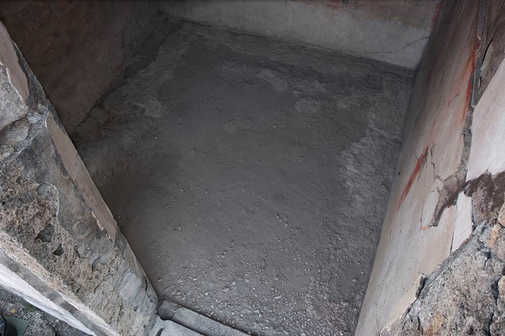V.1.7 Pompeii. c.2005-7. Room 8, looking east across floor from doorway. Photo by Hans Thorwid.
Photo courtesy of the Swedish Pompeii Project.