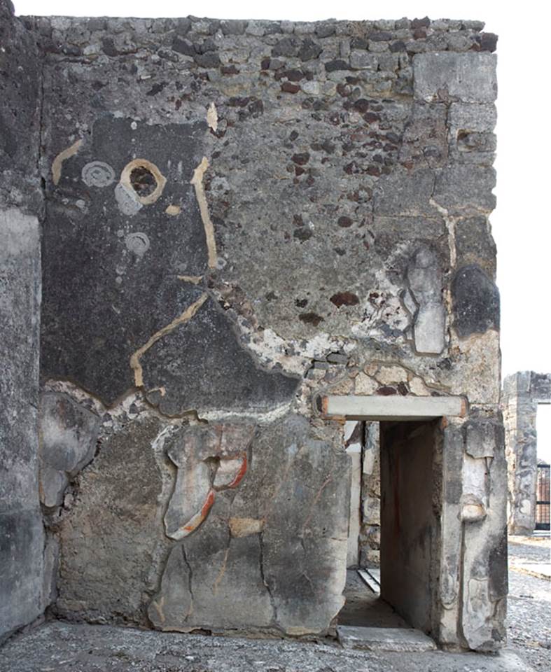 V.1.7 Pompeii. c.2005-7.
Room 9, south wall of ala, with doorway into cubiculum 8. Photo by Hans Thorwid.
Photo courtesy of the Swedish Pompeii Project.
