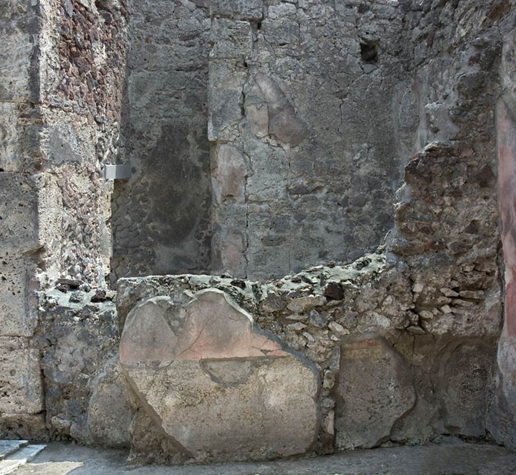 V.1.7 Pompeii. c.2005-7. Room 16, south wall, looking into room 17. Photo by Hans Thorwid.
“In the south-west corner of that wall, at floor level, a 1.15 m wide, 0.75 m high, and max. 0.15 m deep niche, covered with plaster, and with remains of colour, is inserted into the wall. For a description of the wall, see room 17, north wall.”
Photo and words courtesy of the Swedish Pompeii Project.