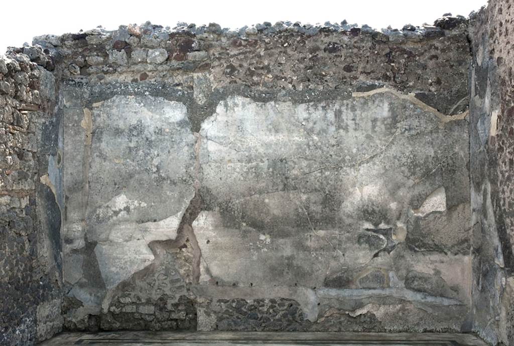 V.1.7 Pompeii. c.2005-7. Room 18, south wall of triclinium. Photo by Hans Thorwid.
Photo courtesy of the Swedish Pompeii Project.